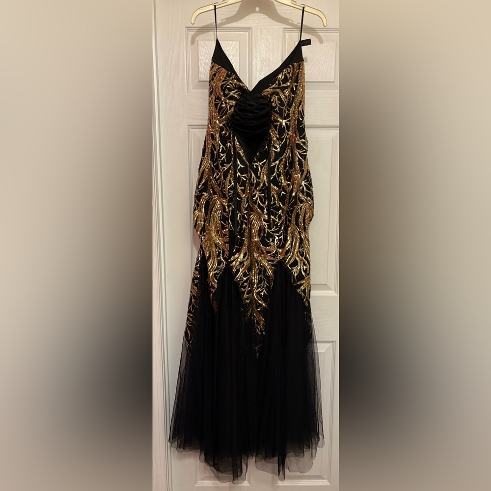 Sale! Elegant Black and Gold Evening Gown - Picture 4 of 10